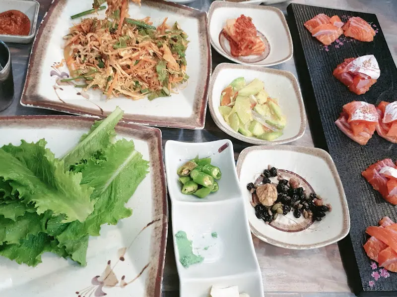 푸짐하게 차려진 송어회 한 상