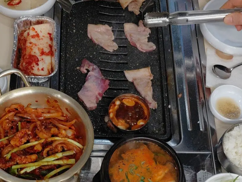 불판 위에서 익어가는 꼬들살과 쭈꾸미