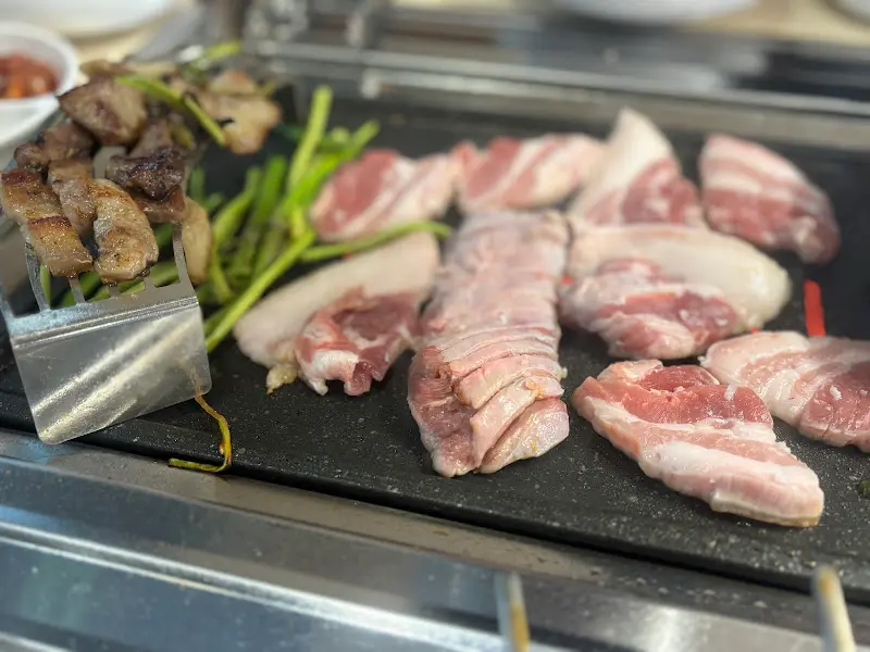 미나리와 함께 구워지는 삼겹살