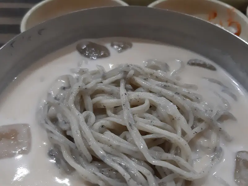 보기만 해도 시원한 콩국수의 자태