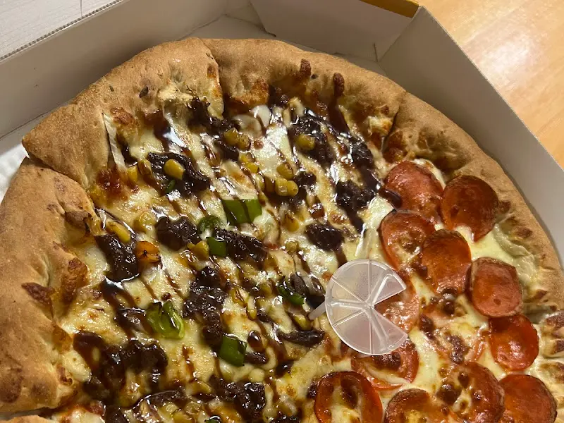 피자 한 조각을 들어올리는 모습