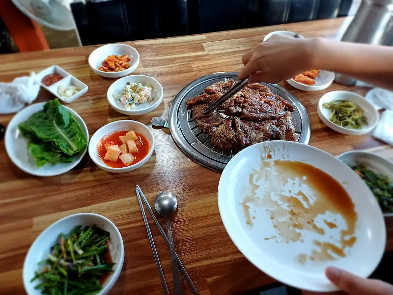 다양한 밑반찬과 함께 즐기는 갈비