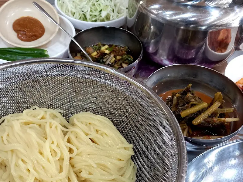 국수와 함께 제공되는 다양한 반찬들