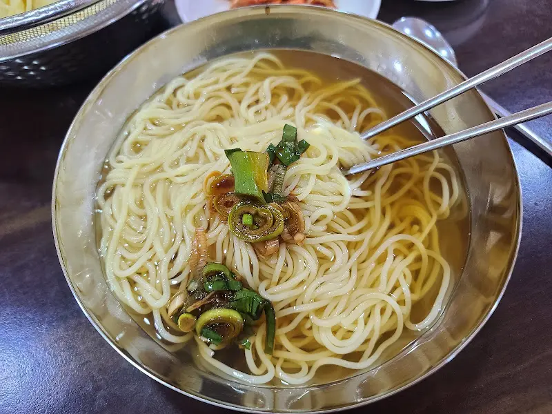 멸치육수가 부어진 국수