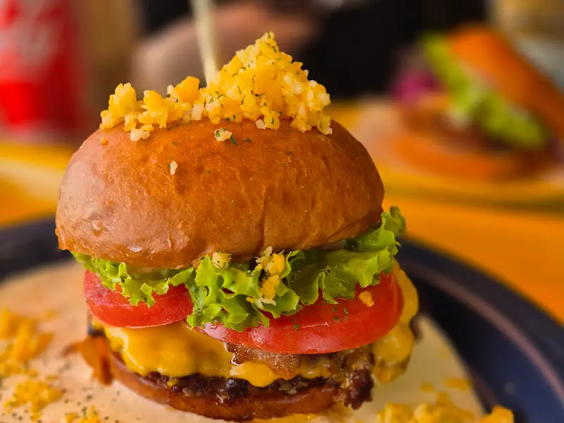 먹음직스러운 아메리칸 치즈 버거의 클로즈업