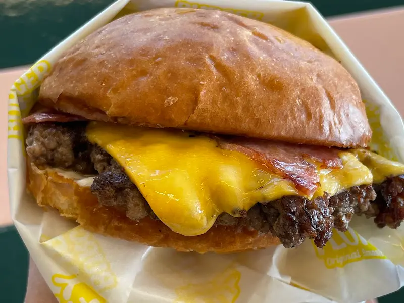 베이컨과 치즈가 흘러내리는 수제 버거