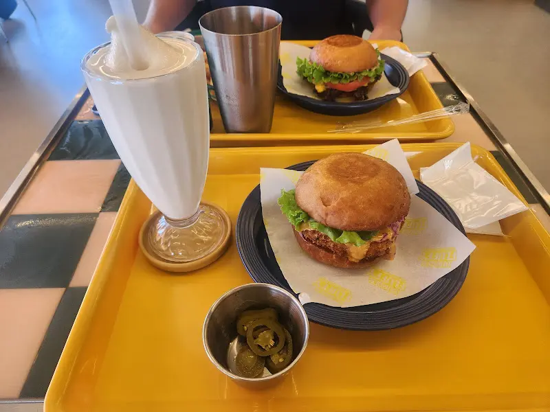 밀크쉐이크와 버거 세트 메뉴