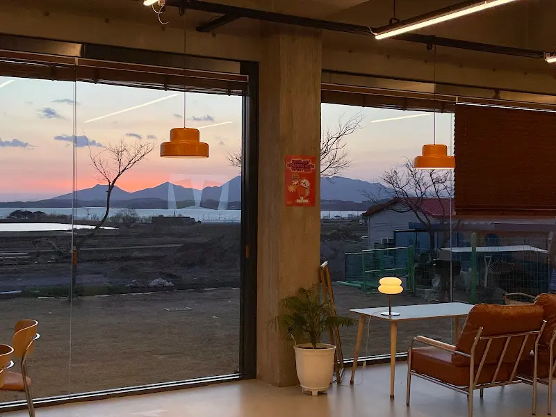 저녁 노을이 지는 시간대의 식당 풍경