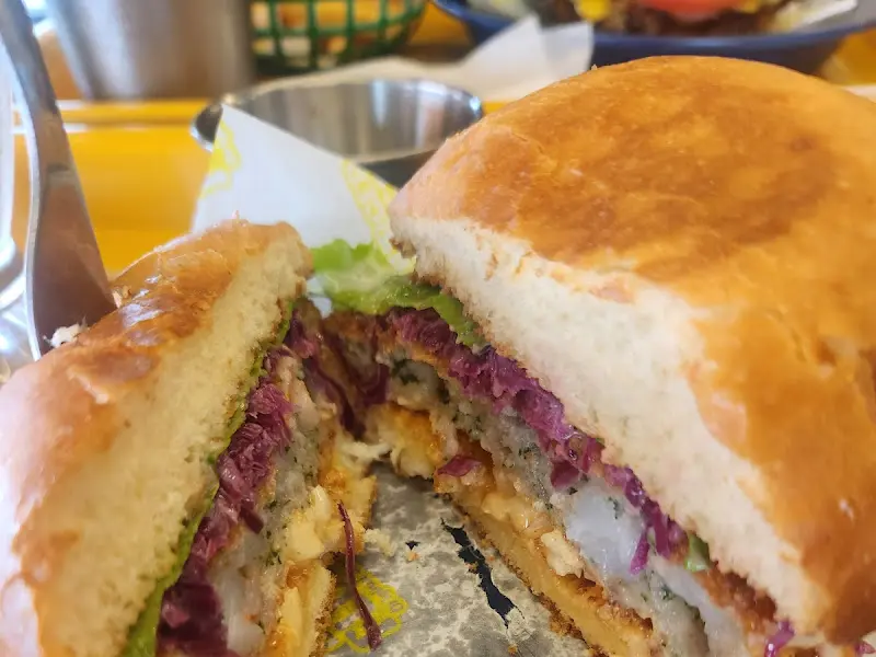 반으로 잘린 버거의 단면