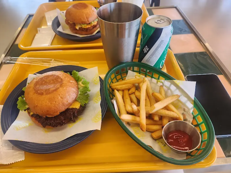 쟁반 위에 놓인 버거 세트