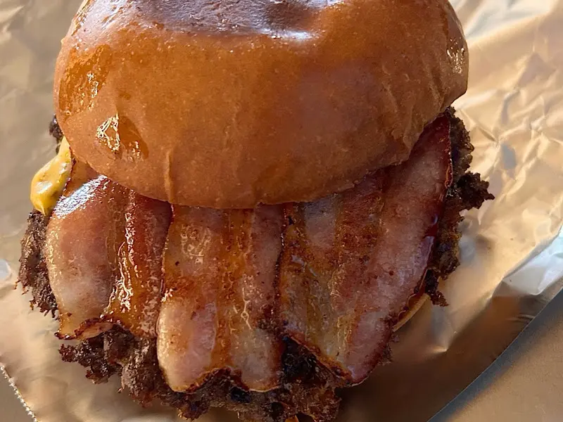 베이컨이 듬뿍 들어간 버거