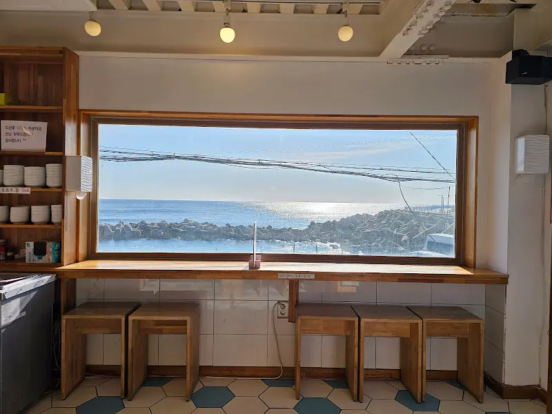 2층 창가에서 바라본 바다 풍경