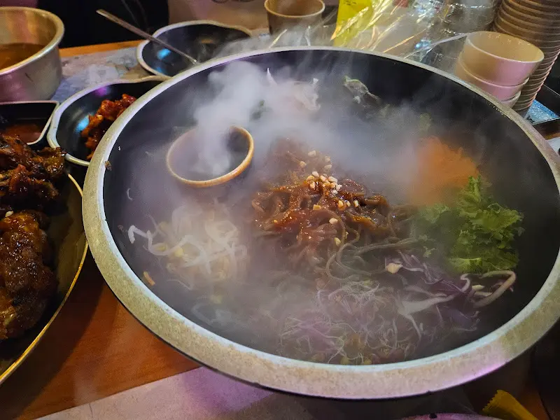 족발과 함께 제공되는 막국수