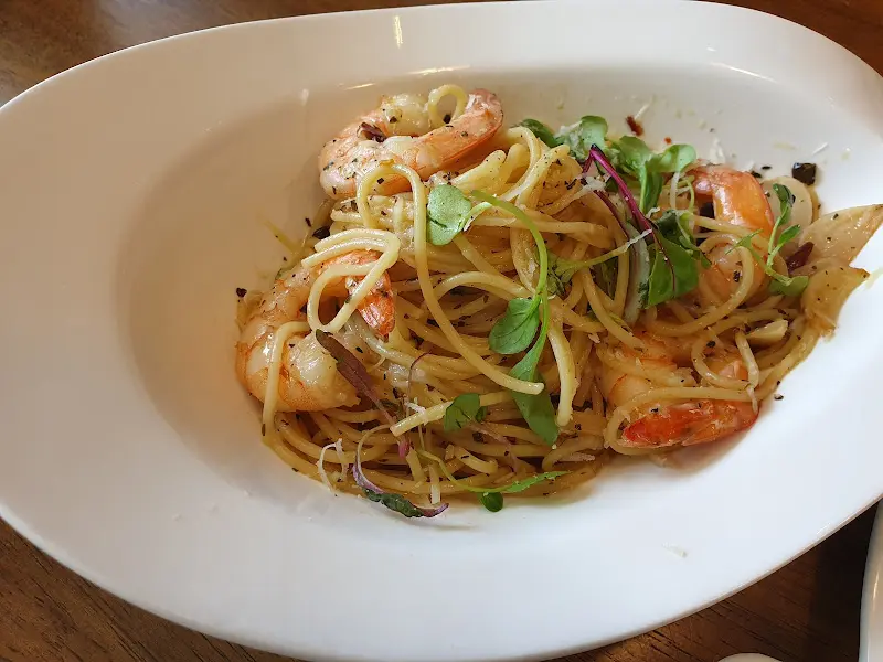 새우와 마늘이 들어간 오일 파스타 클로즈업 사진