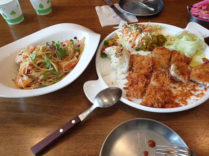 돈까스와 파스타가 함께 놓인 테이블 사진