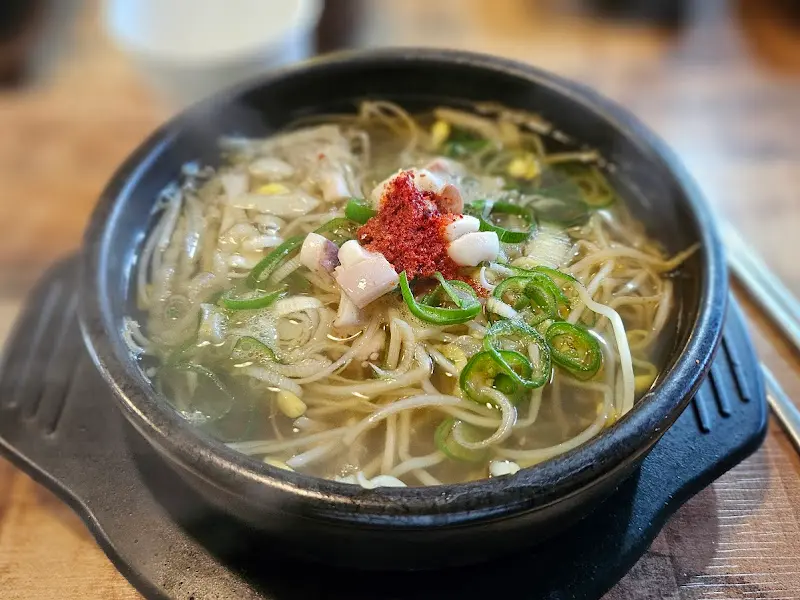 김이 모락모락 나는 콩나물 해장국