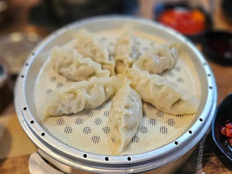 윤기가 흐르는 왕만두