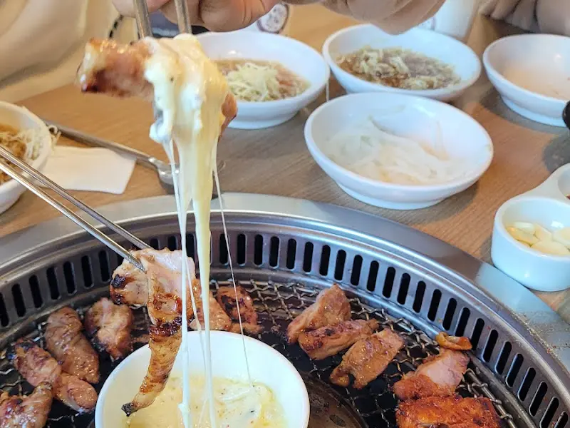 치즈 퐁듀에 찍어 먹는 숯불 닭갈비