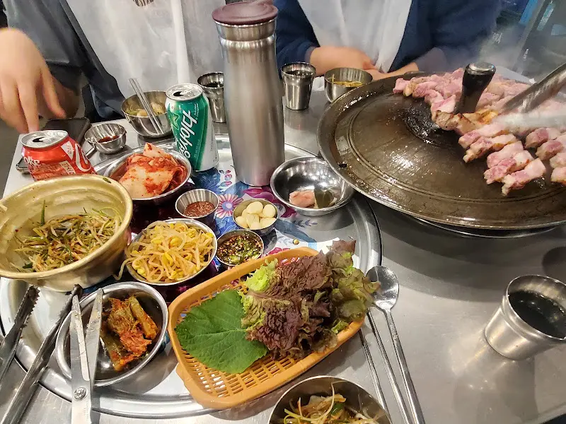 푸짐하게 차려진 솥뚜껑 삼겹살 한 상