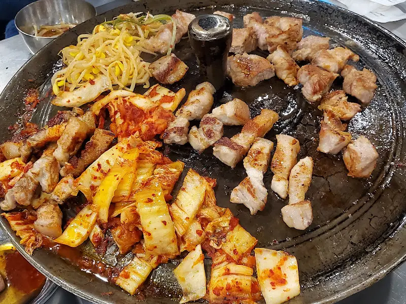 구워진 삼겹살과 김치, 콩나물의 환상적인 조합