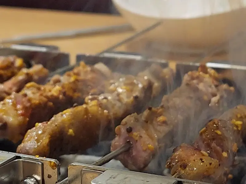 불판 위에서 익어가는 양꼬치