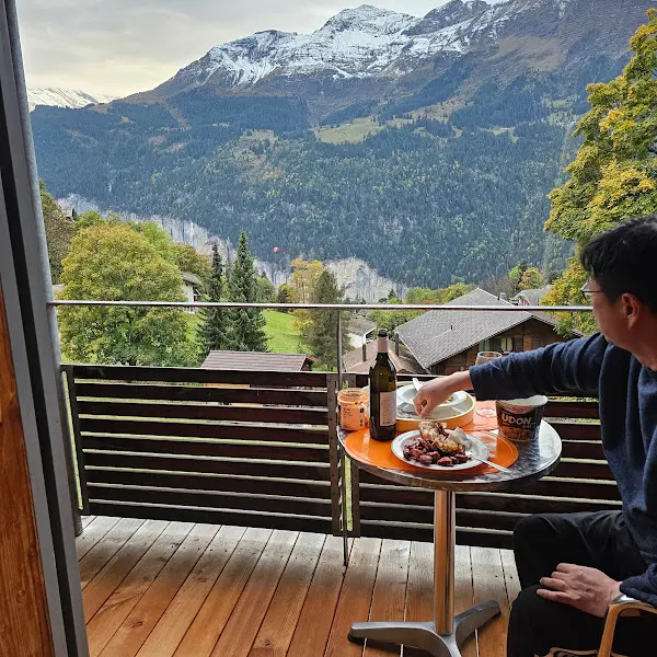 테이블에 앉아 식사하는 사람