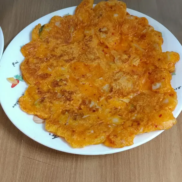 윤기가 흐르는 김치전의 모습