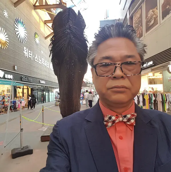 개성 넘치는 패션의 중년 남성