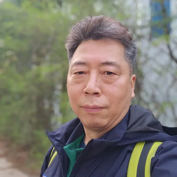 편안한 표정의 중년 남성