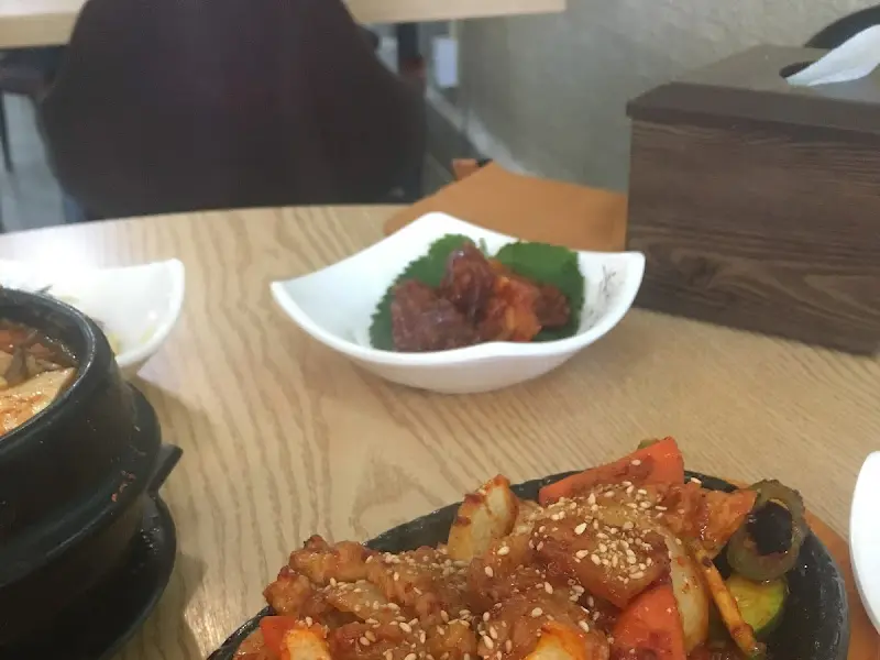 접시에 담긴 고기 반찬