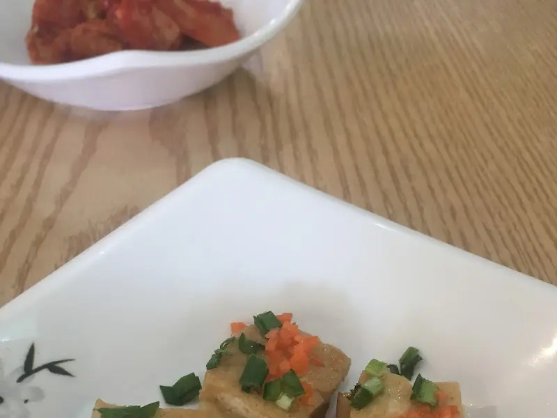 정갈하게 담긴 두부 요리