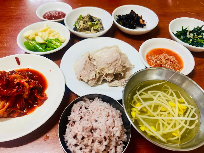 장수보쌈 전체 상차림