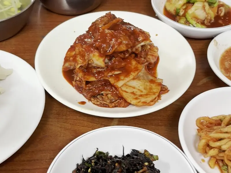 장수보쌈 김치와 반찬
