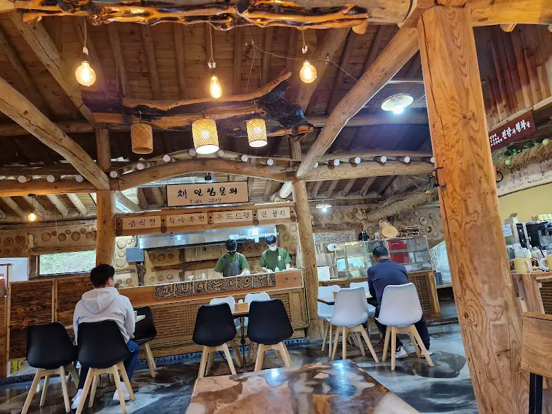 따뜻한 분위기의 내부