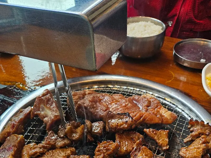 숯불 위에서 맛있게 익어가는 돼지갈비