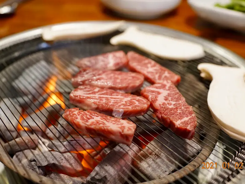 숯불 위에서 맛있게 익어가는 갈비