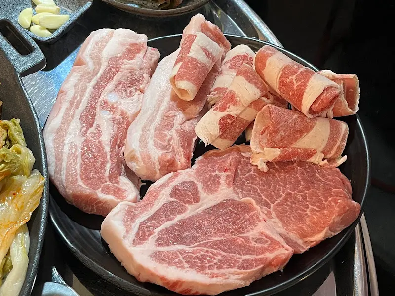 접시에 담겨 나온 삼겹살, 목살, 우삼겹의 신선한 모습