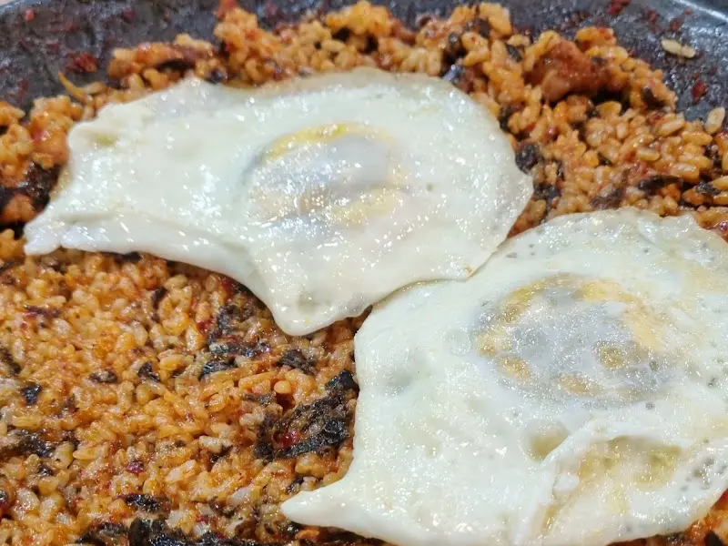 계란후라이가 올려진 볶음밥