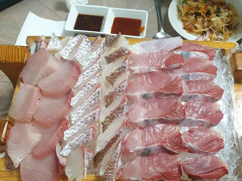 두툼하게 썰린 숭어회