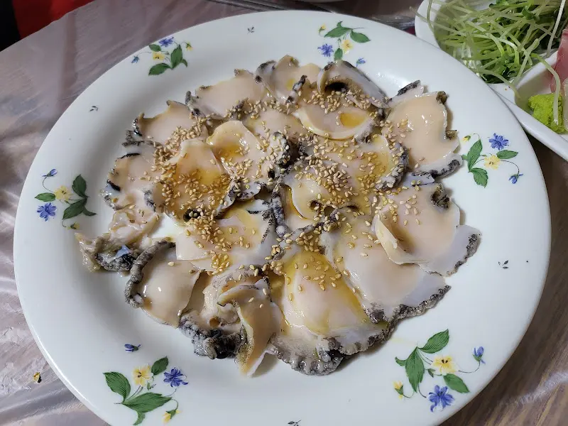 윤기가 좔좔 흐르는 전복