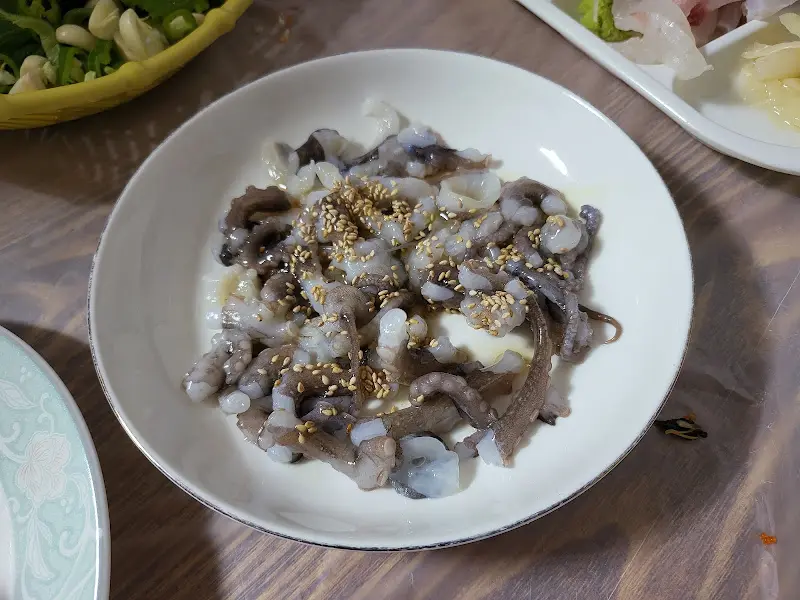 참깨 솔솔 뿌려진 산낙지