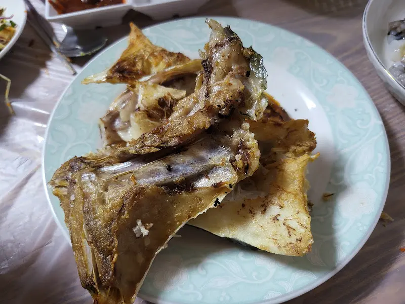 뼈대만 남은 생선구이