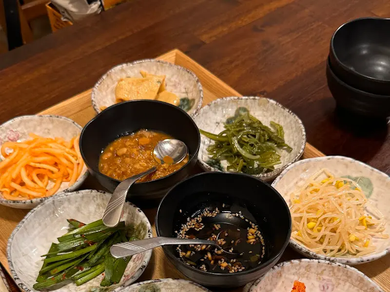 다양한 반찬들이 정갈하게 담겨 나온 모습