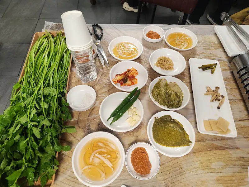 한상 가득 차려진 음식