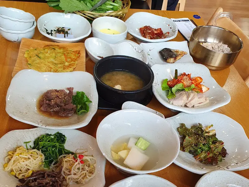 푸짐한 보리밥 정식 한 상