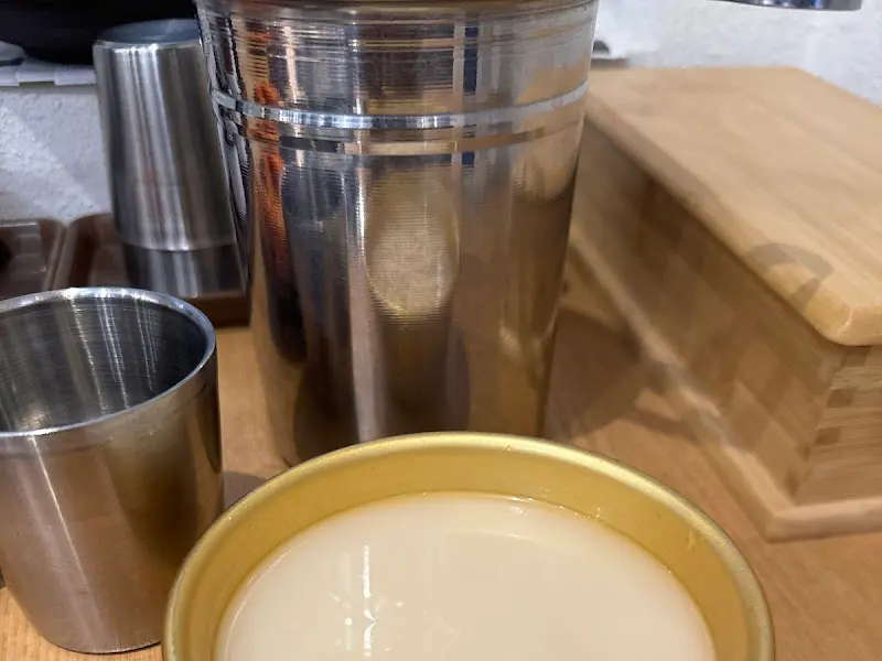 테이블 위에 놓인 곰탕과 깍두기, 김치, 꼴뚜기 무말랭이 젓갈