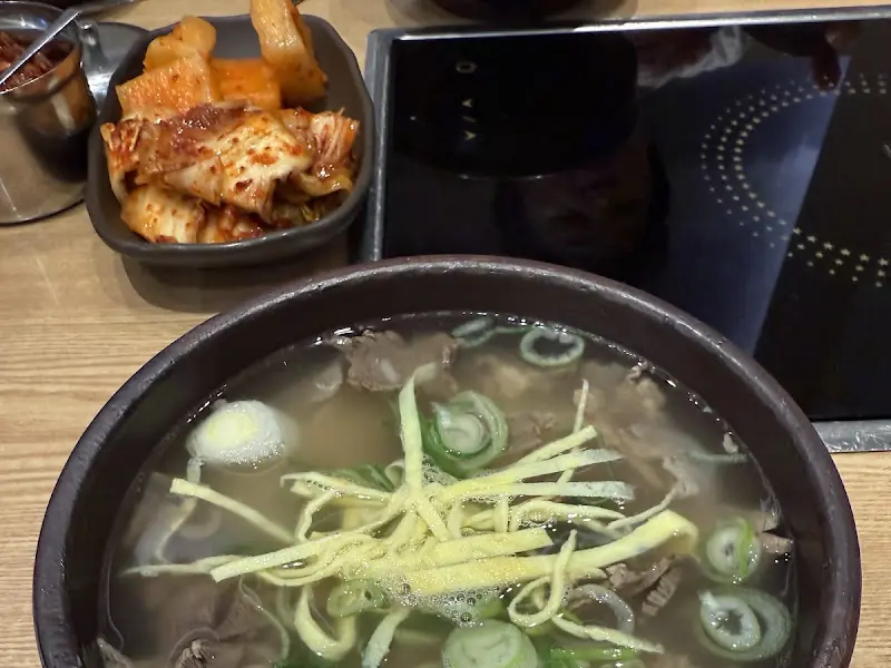 나주곰탕의 뽀얀 국물과 푸짐한 고기, 파의 조화