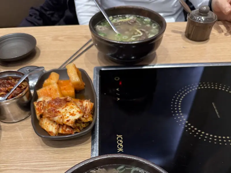 깔끔한 테이블 세팅과 곰탕, 깍두기, 젓갈