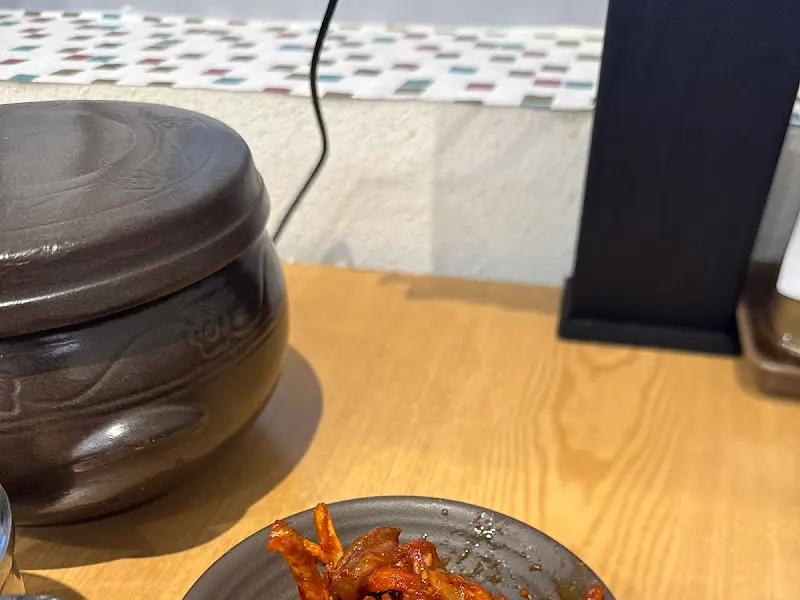 테이블에 놓인 깍두기와 젓갈