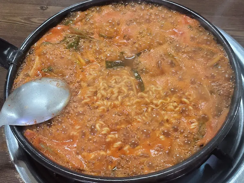 끓고 있는 돼지짜글이